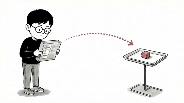 패키지 설명을 읽는 인물과 시식 트레이