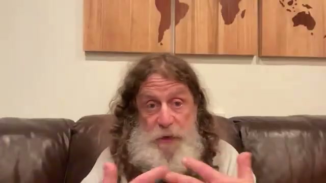 보상 비판을 이어가는 장면