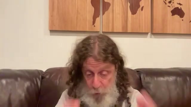 강조하며 숙이는 장면