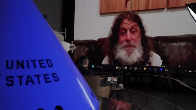 미소를 띠며 설명하는 장면