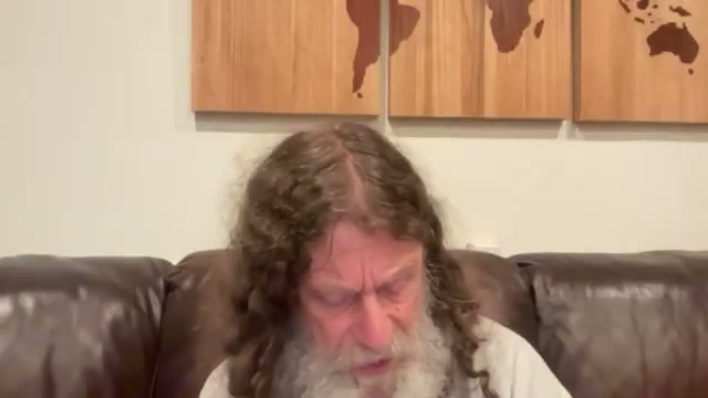 고개 숙여 답하는 장면